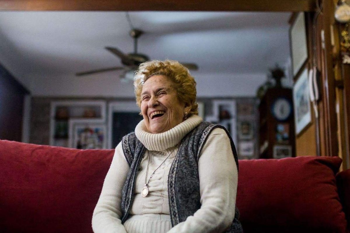 Retrato de Miryam Kita Gorban, sonriendo, sentada en un sillón